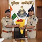 नवागत पुलिस अधीक्षक श्री दीपक कुमार शुक्ला ने पदभार ग्रहण किया,रिलीव हुए श्री मयंक अवस्थी ने गुलदस्ता भेंट कर किया स्वागत