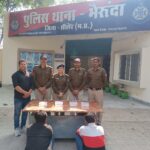 भैरूंदा नगर में लगाए गए सीसीटीवी कैमरे की मदद से दो चोरियों का पुलिस ने किया पर्दाफाश,आरोपीगण सूना घर देखकर करते थे चोरीपुलिस ने चोरों से 3 लाख 60 हजार रुपए के गहने किये बरामदआरोपीगण के विरुद्ध पूर्व में चोरी के अन्य मामले भी हैं पंजीबद्धआरोपीगण की हिस्ट्रीशीट फाइल भी खोली जा रही हैं।