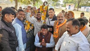 आज की खबर आज ही….आष्टा हैडलाइनचुपाडिया ग्राम में मांगलिक भवन-पंचायत भवन के भूमिपूजन कार्यक्रम में विधायक ने कांग्रेस की खोली पोलकांग्रेस को जितना अंदर,बहार से में जनता हु,कोई नही जनता-विधायक गोपालसिंह इंजीनियर62.50 लाख के विकास कार्यो का चुपड़िया में किया भूमिपूजन