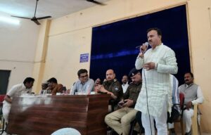 शांति समिति की बैठक में नागरिको की ओर से प्रशासन को दो टूक महत्वपूर्ण सुझाव, मंच पर पात्र ही बैठें, डीजे हो पूर्णतः प्रतिबंधित, तेज गति में बच्चे वाहन चलाते मिले तो कार्रवाई करें,पूर्व विधायक एवं जिला पंचायत उपाध्यक्ष पीछे बैठे,अपात्रों को आगे की पंक्ति में बैठाया,सदस्यो ने जताया विरोध,होली–रंगपंचमी और रमजान भाईचारे से मनाने का निर्णय, अफवाह फैलाने वालों पर होगी कार्रवाई