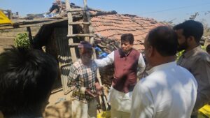 आज की खबर आज ही…आष्टा हैडलाइन..धरमपुरी में दो मासूमो की दर्दनाक हत्या का मामला…..विधायक गोपालसिंह इंजीनियर शोकाकुल परिवार के बीच पहुचे,शोक संवेदना व्यक्त कर शासन-प्रशासन स्तर से हरसम्भव सहायता का दिया भरोसा,पीड़ित परिवार को प्रधानमंत्री आवास योजना का दिया जायेगा लाभ