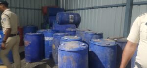 भाव बढ़ने की उम्मीद एवं तंगी में ब्लैक में बेचने के उद्देश्य से अवैध रूप से डीजल का किया भंडारण,पुलिस ने उम्मीदों पर पानी फेरा,जावर पुलिस ने किया 4 लाख का डीजल जप्त,01आरोपी गिरफ्तार,01 फरार