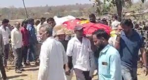 परीक्षा देने आ रहे छात्र एवं उसकी बहन की रास्ते मे घेर कर आरोपियों ने की जघन्य हत्या,पीड़ितों पक्ष ने सिद्दीकगंज टीआई पर लगाये गम्भीर आरोप,भारी पुलिस बल तैनात,परिजनों का रो रो कर बुरा हाल,पीएम रूम के बाहर पीड़ितों ने पुलिस पर निकाली भड़ास,हुई झूमाझटकी,दो आरोपियों को किया राउंड अप