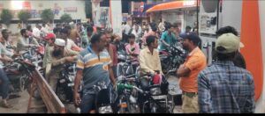 फैली अफवाह के कारण रात भर पेट्रोल पम्पो पर डीजल-पेट्रोल से टैंक फूल कराने वालों की लगी भीड़,सुबाह भी नजर आई,पम्प मालिको ने कहा नही है कोई कमी,प्रशासन जागो