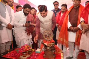 इस देश का खाते हो तो वंदेमातरम तो कहना होगा-मुख्यमंत्री डॉ मोहन यादव,वन्देमातरम नही बोलने वालों पर आष्टा में गरजे मुख्यमंत्री,हिमायत करने वाली कांग्रेस को भी सुनाई खरी खोटी,मुख्यमंत्री डॉ मोहन यादव ने आष्टा में 200 करोड़ के विकास कार्यो का किया लोकार्पण-भूमिपूजन,विधायक गोपालसिंह इंजीनियर की मांग पर आष्टा में आईटीआई खोलने की घोषणा कर अन्य कई घोषणा की,मुख्यमंत्री डॉ. यादव ने आष्टा से 1.25 करोड़ लाड़ली बहनों के खातों में अंतरित किए 1836 करोड़ रुपये,योजना में मध्यप्रदेश की बहनों को अब तक 55 हजार करोड़ की राशि प्रदत्त,मुख्यमंत्री डॉ. यादव ने 2 सांदीपनि विद्यालय का किया लोकार्पण,कक्षा में पहुंचकर बच्चों से किया संवाद,मुख्यमंत्री डॉ. यादव ने विभिन्न योजनाओं में वितरित किये हितलाभ,नगर में निकला भव्य रोड शो