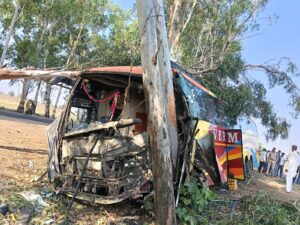 अहमदाबाद से भोपाल जा रही यात्री बस अनियंत्रित होकर खंती में उतरी,पेड़ से टकराई,एक की मौत,चार घायल