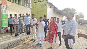 विधायक इंजीनियर ने खरीदी केंद्रों का किया निरीक्षण,तोल चैक की,किसानों से किया संवाद,कमियों को दूर करने के दिये निर्देश