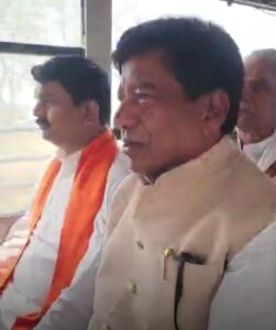आज की खबर आज ही..आष्टा-हैडलाइन–पीएम की अपील पर ईंधन बचाने का नया प्रयोग….भाजपा के दो दिवसीय प्रशिक्षण शिविर में भाग लेने विधायक सभी अपेक्षित कार्यकर्ताओ के साथ अलग अलग वाहनों से ना जा कर सभी एक ही बस से हुए रवाना,देवास सांसद भी रहे साथ