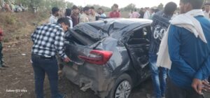 इंदौर की दुर्घटनाग्रस्त सड़क पर पड़ी गाड़ी को देखने के चक्कर मे कालापीपल जा रही कार खंती में उतरी,एक की मौत,3 घायल,जावर थाने के सेमलीबारी की घटना