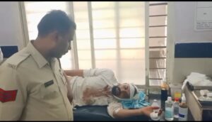 जमीनी विवाद में खूनी संघर्ष….दोनों पक्षों के 10 लोग घायल, 15 के खिलाफ मामला दर्ज,खेत पर बोवनी करने को लेकर दो पक्षों में हुआ विवाद,एक पक्ष ने ट्रेक्टर-बाइक में लगाई आग