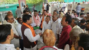 आज की खबर आज ही….आष्टाहैडलाइन,विधायक कार्यालय में हुई,जनसुनवाई…..जनसुनवाई में करमनखेड़ी के तालाब की जमीन पर बिजली विभाग के कर्मी द्वारा किया अतिक्रमण का मामला जनसुनवाई में पहुचा, सरपंच ने अतिक्रमण हटाने की मांग को लेकर विधायक को सौपा मांग पत्र