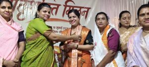 आज बेटियों को महारानी लक्ष्मीबाई, रानी दुर्गावती,पद्माबति जैसी वीरांगनाओं के जीवन,उनके शौर्य,त्याग,बलिदान से अवगत कराये-डॉ निवेदिता चतुर्वेदी,समय के साथ चलना ही आधुनिकता है-नही चलेंगे तो रूढ़िवादी कहलायेंगे-सुरेश गुप्ता,आधुनिकता सनातन की छाया में, विषय पर आयोजित मातृशक्ति मिलन कार्यक्रम में महिलाओं को मिला संस्कार,संस्कृति और राष्ट्र निर्माण का संदेश