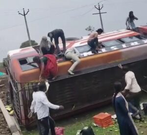 खबरो का संसार….आष्टा हैडलाइन”जावर से कजलास जा रही यात्री बस अनियंत्रित होकर पलटी, बिधुत पोल से टकराई,बड़ी घटना टली,बस में बैठे करीब 20 यात्री घायल,2 गम्भीर घायल,विधायक ने ली घटना की जानकारी”