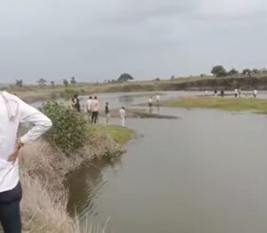 मुरम गिट्टी की पुरानी खुदी खदान बनी तलाई,मछली पकड़ने के दौरान जुगाड़ की बनाई नाव पलटी,नाव पर सवार 4 बच्चों में से 3 बहार आ गये एक कि डूबने से हुई मौत,प्रशासन-पुलिस मौके पर