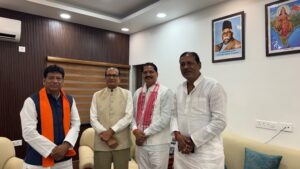 आज की खबर आज ही..आष्टा हैडलाइन,दिल्ली पहुचे विधायक गोपालसिंह इंजीनियर ने केंद्रीय ग्रामीण विकास,कृषि मंत्री श्री शिवराजसिंह चौहान से भेंट कर विधानसभा क्षेत्र की 28 सड़कों को प्रधानमंत्री ग्रामीण सड़क योजना में जोड़ने की मांग का सौपा मांग पत्र,किया वृक्षारोपण