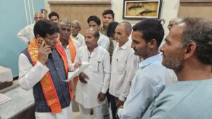 खबरो की खबर……आष्टा हैडलाइन,विधायक कार्यालय में हुई जनसुनवाई….जनसुनवाई में पहुचे वार्ड 15 के नागरिक,मकानों के ऊपर से गुजर रही हाईटेंशन बिधुत लाइन को हटवाने की मांग का विधायक को सौपा मांग पत्र