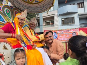 आज की खबर आज ही……आष्टा हैडलाइन,अरिहंत पुरम से निकली भव्य जलयात्रा,अलीपुर चौराहे पर रायसिंह मेवाड़ा मित्र मंडल ने किया स्वागत, लिया मुनिश्री का आशीर्वाद