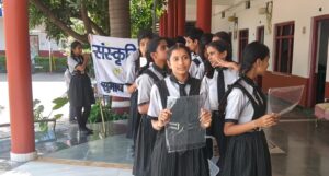 संस्कृति हायर सेकेंडरी स्कूल में ‘सेवा संकल्प अभियान’ के तहत विद्यार्थियों ने स्वच्छता और पर्यावरण संरक्षण का दिया प्रेरक संदेशसंस्कृति स्कूल का हरा भरा और विहंगम परिसर मन मोह लेता है अतिथियों का”स्वच्छता केवल एक आदत नहीं, बल्कि हमारी जीवनशैली और नैतिक जिम्मेदारी है”- प्रबंधक प्राचार्य सर्वेश उपाध्याय